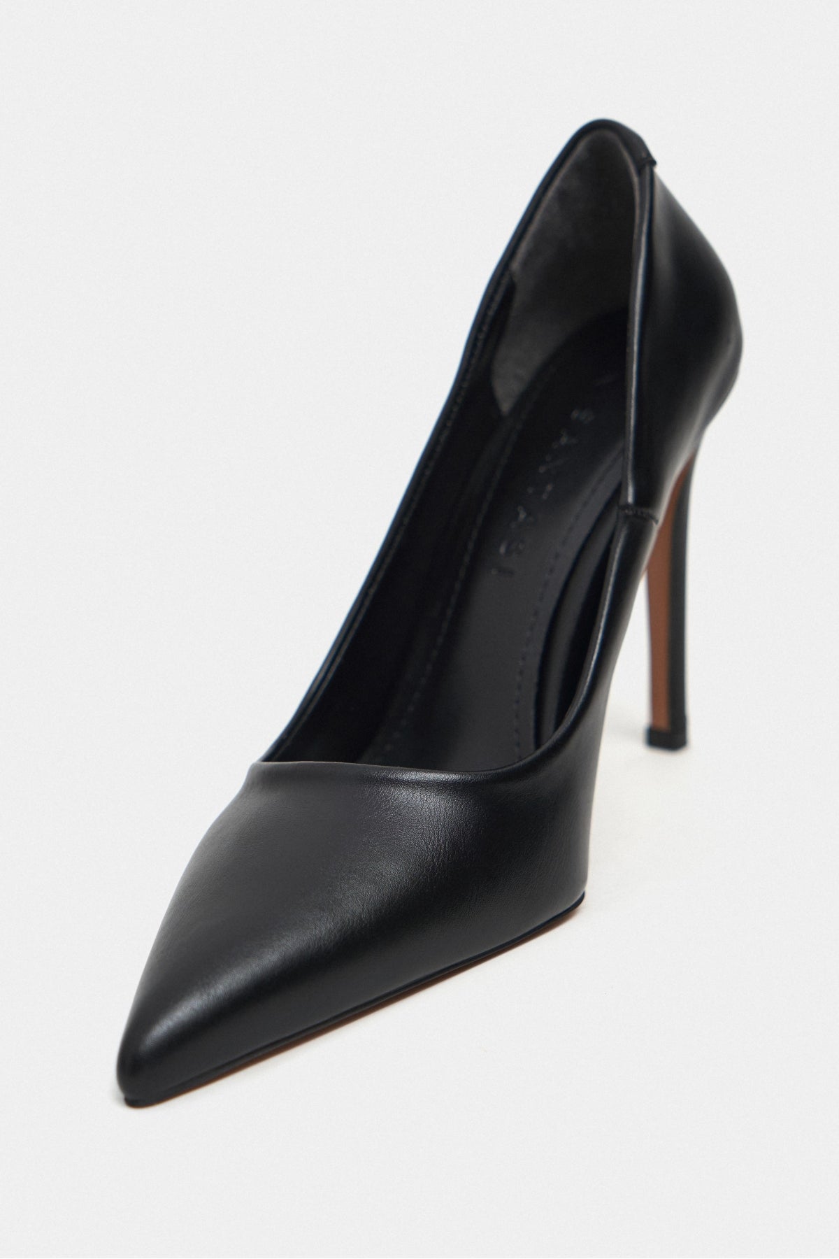 Lunara Siyah Mat Sivri Burun Kadın Stiletto