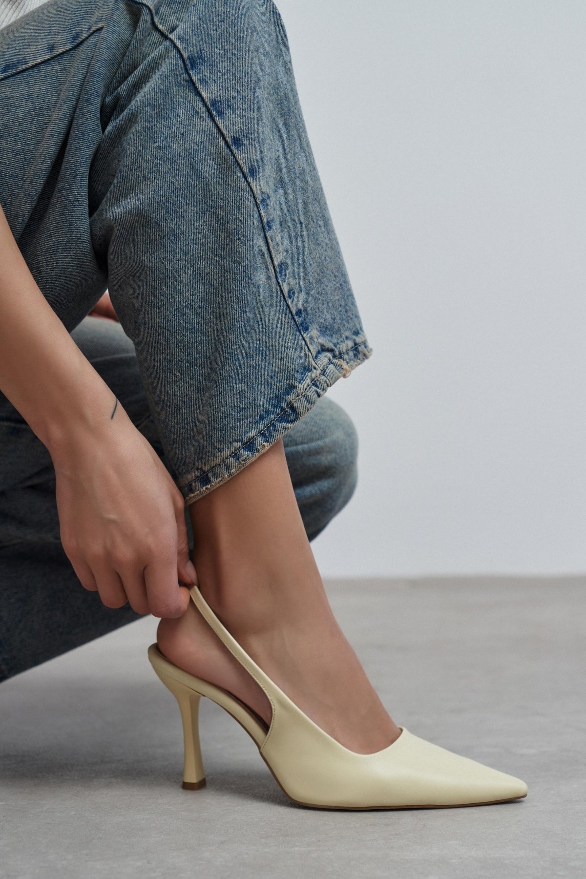 Elara Tereyağı Sarısı Mat Slingback V Vamp Hattı Sivri Burun Kadın Topuklu Ayakkabı