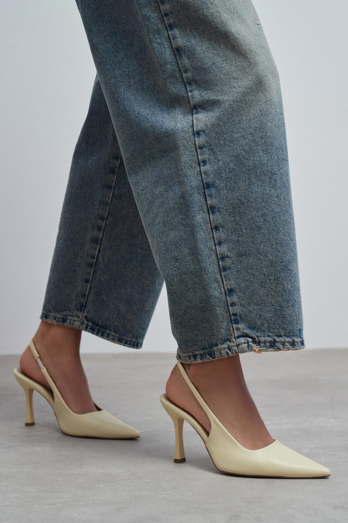 Elara Tereyağı Sarısı Mat Slingback V Vamp Hattı Sivri Burun Kadın Topuklu Ayakkabı