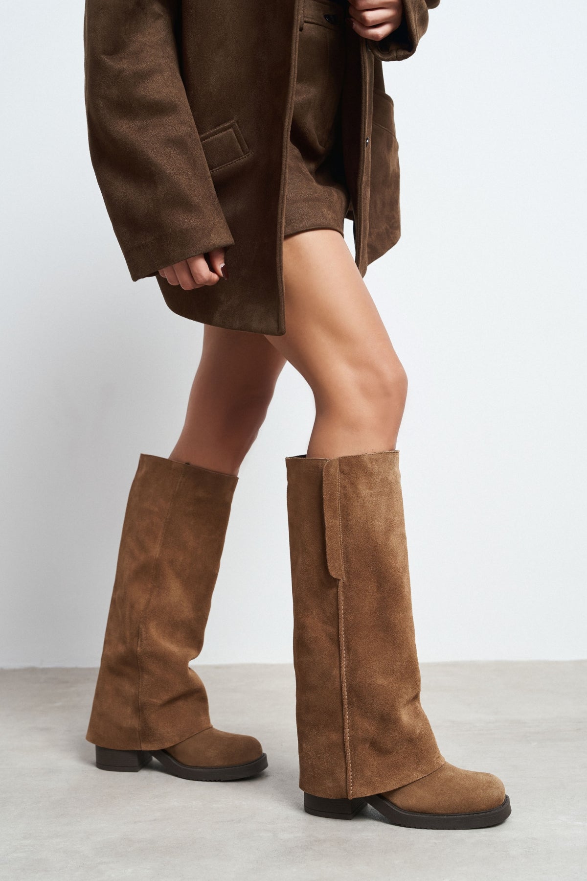 Varena Desert Koyu Bej Süet Deri Tozluk Küt Burun Kalın Topuklu Kadın Çizme