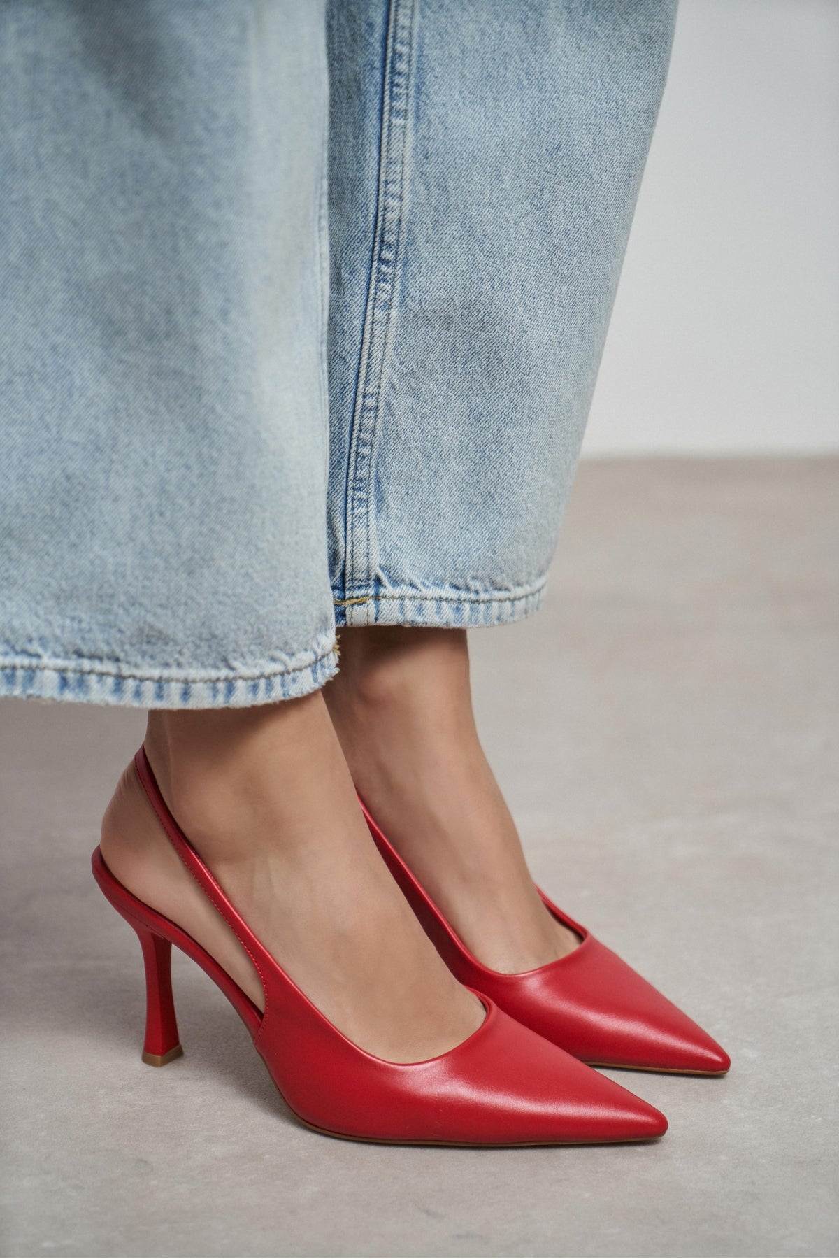 Elara Kırmızı Mat Slingback V Vamp Hattı Sivri Burun Kadın Topuklu Ayakkabı