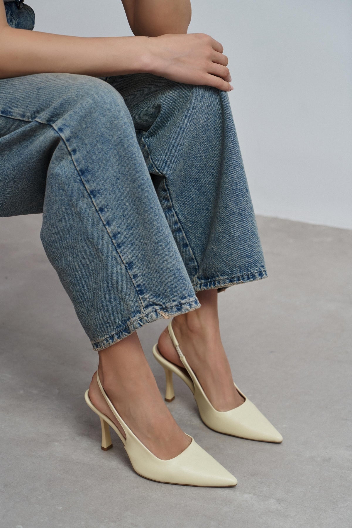 Elara Tereyağı Sarısı Mat Slingback V Vamp Hattı Sivri Burun Kadın Topuklu Ayakkabı
