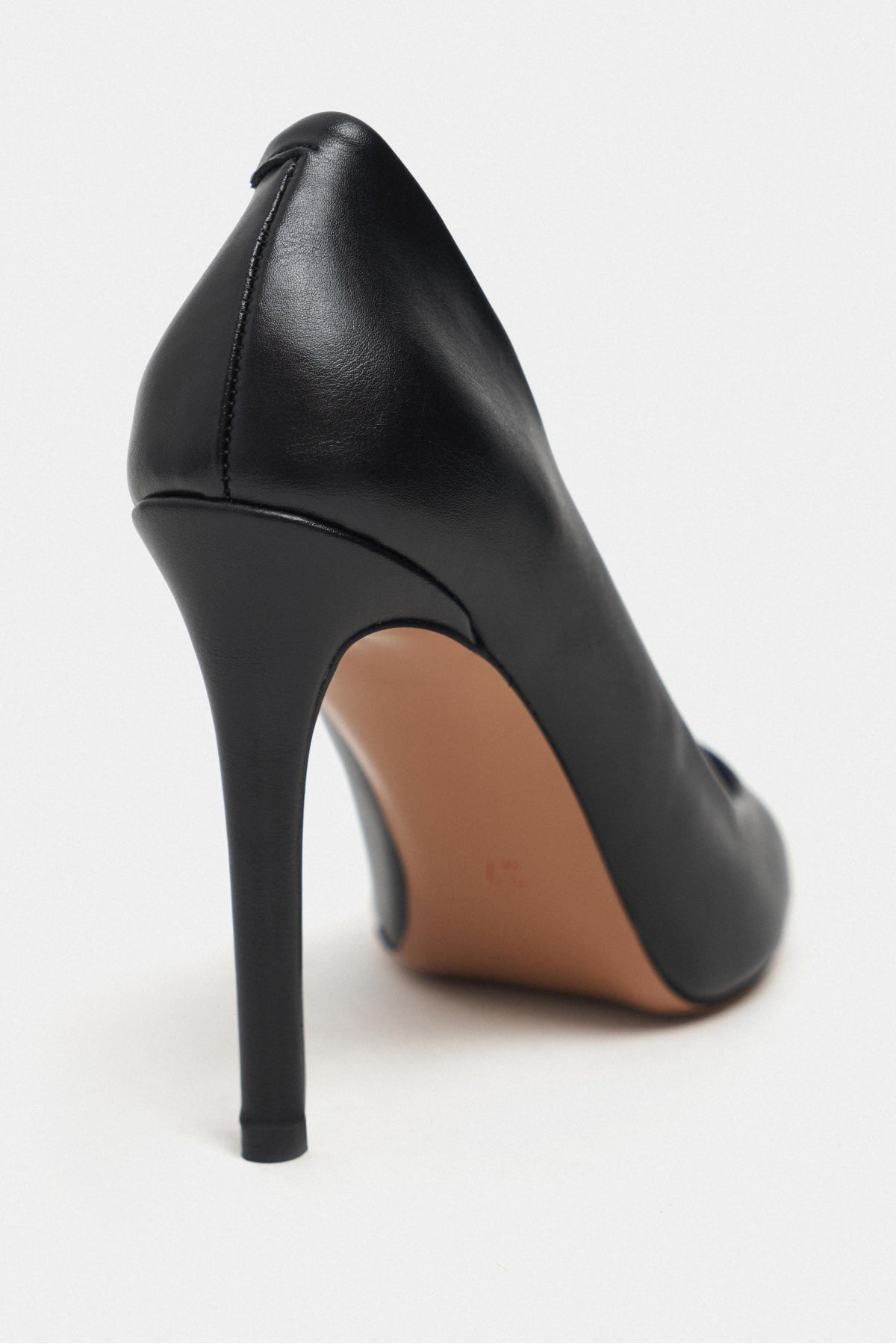 Lunara Siyah Mat Sivri Burun Kadın Stiletto