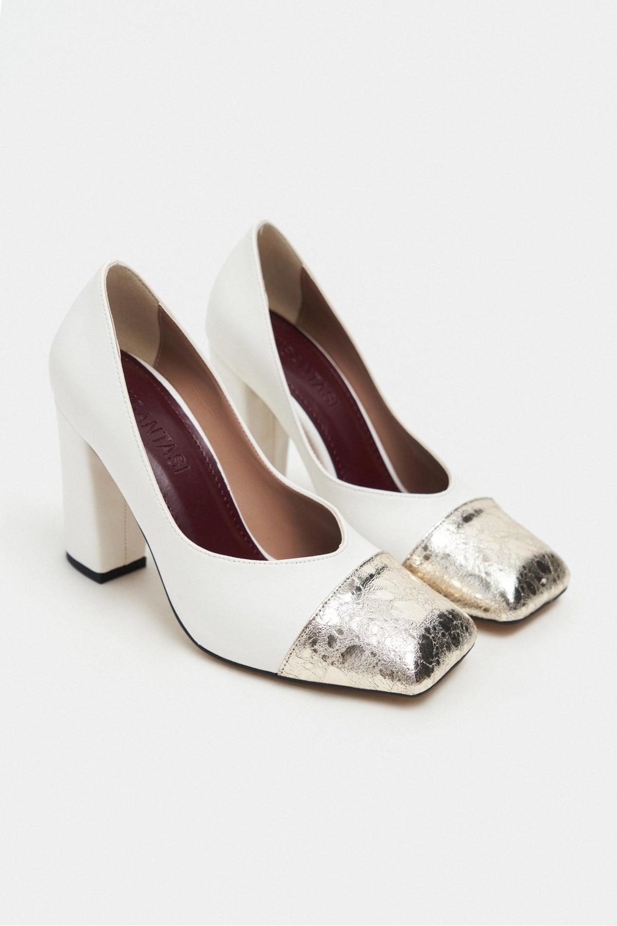 Emily Beyaz Mat Altın Burun Detaylı Arkası Kapalı Kalın Topuklu Kadın Ayakkabı