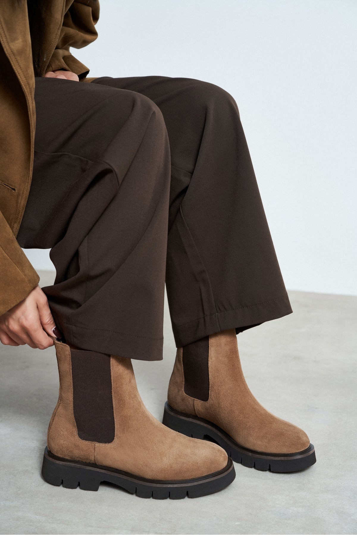 Lennon Desert Koyu Bej Süet Deri Lastik Detay Kalın Taban Kadın Bot