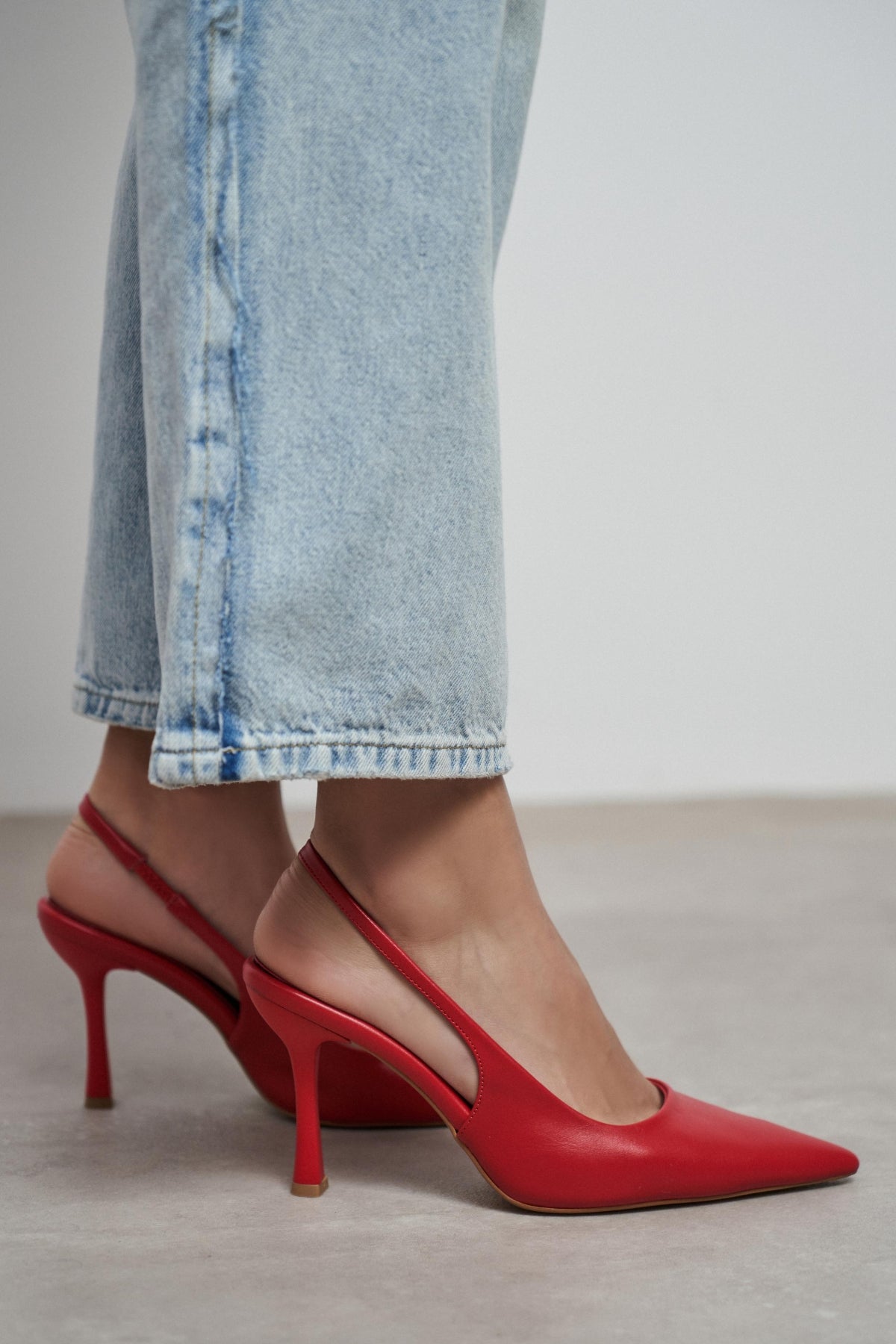 Elara Kırmızı Mat Slingback V Vamp Hattı Sivri Burun Kadın Topuklu Ayakkabı