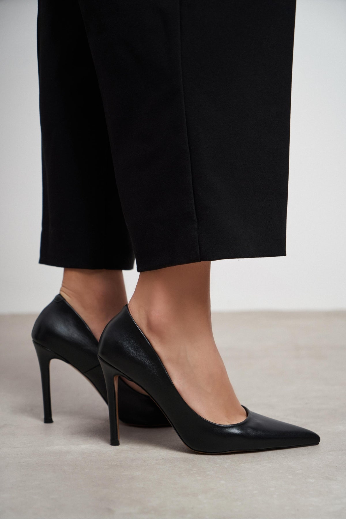 Lunara Siyah Mat Sivri Burun Kadın Stiletto