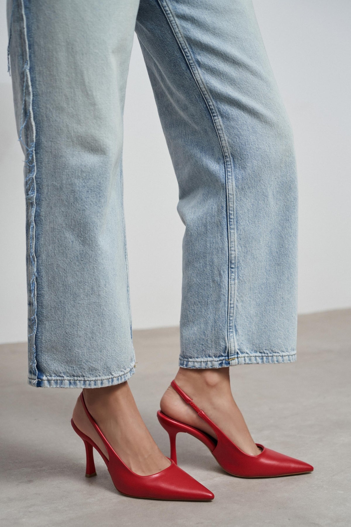 Elara Kırmızı Mat Slingback V Vamp Hattı Sivri Burun Kadın Topuklu Ayakkabı